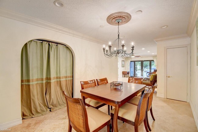 Building Photo - 2 br, 2 bath  - 900 E Hillsboro Blvd