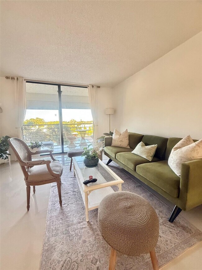 Foto del edificio - 4640 Lucerne Lakes Blvd W