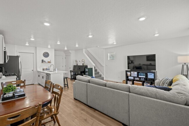 Building Photo - 933 Jack Dr