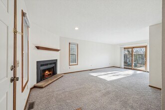 Building Photo - 1027-1029 Valley Side Dr