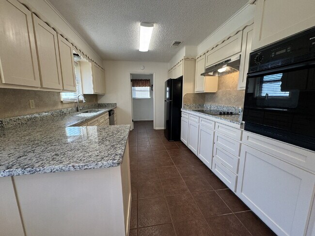 Building Photo - Lovely 3 bedroom 2 bath in desirable neigh...