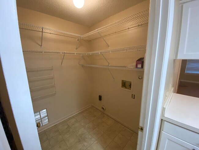 Building Photo - 2108 Hamilton Pl N