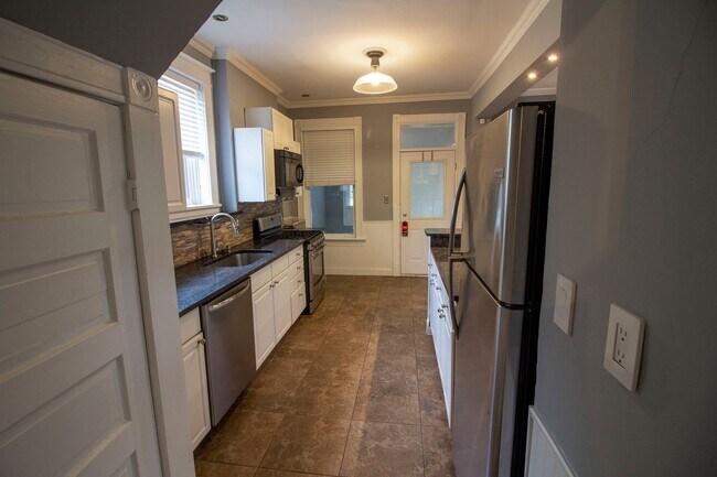 Foto del edificio - 2 bed/1 bath, Single-family Home! Modern and spacious with off-street parking and a relaxing back...