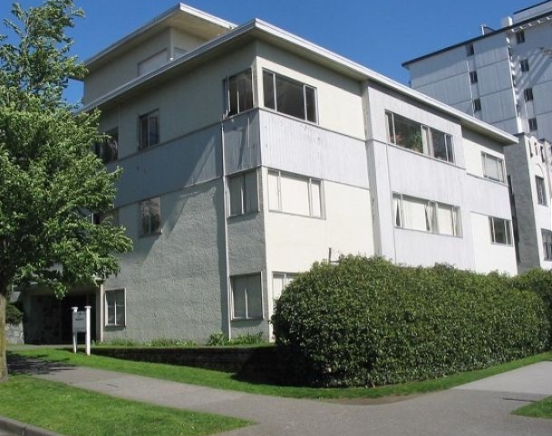 Building Photo - Henry Manor
