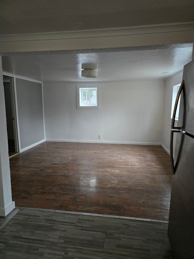 Building Photo - Updated 3BD/1BA