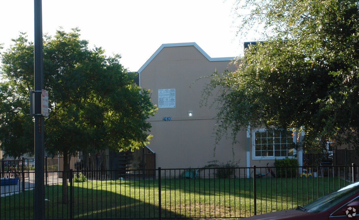 Building Photo - 1430 Tamilee Dr