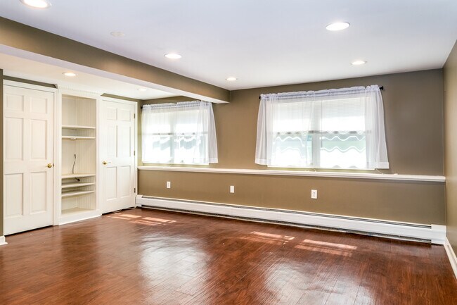 Oversized airy family room - 30 Midrocks Dr