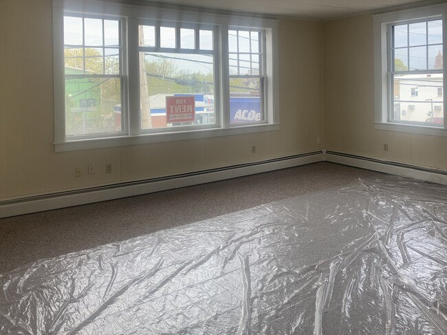 Living Room (18' x 14.5') - 208 Islington St