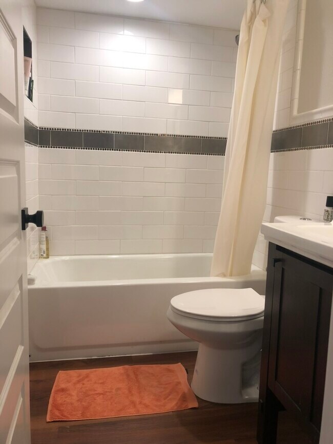 Private bath with tub/shower - 558 N Pennsylvania St