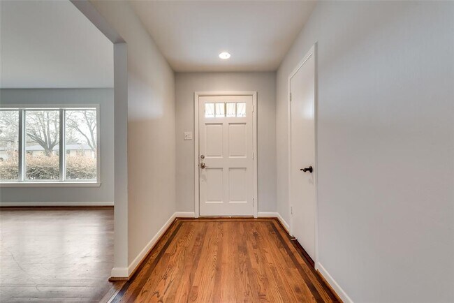 Building Photo - 10225 Best Dr