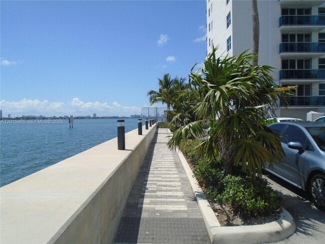 Foto del edificio - 7501 E Treasure Dr