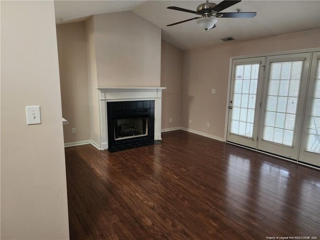Foto del edificio - 300 Bubble Creek Ct