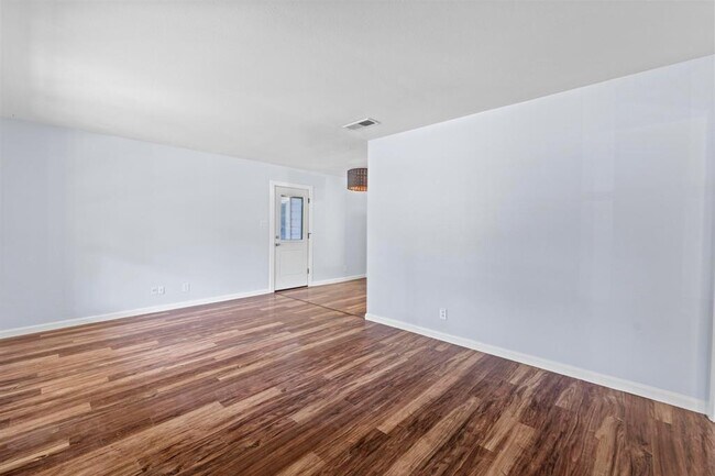 Building Photo - 2204 Bristol Dr