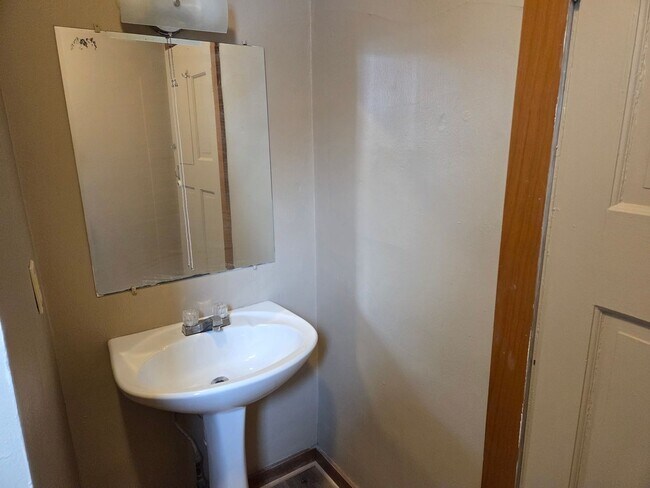 Foto del edificio - Freshly Updated 4 Bedroom 1 Bath Single Family Home in Marinette