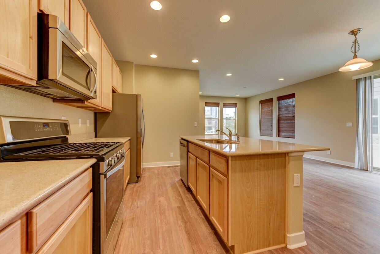 Foto principal - Beautiful 3 bed Uptown Broomfield Townhome...