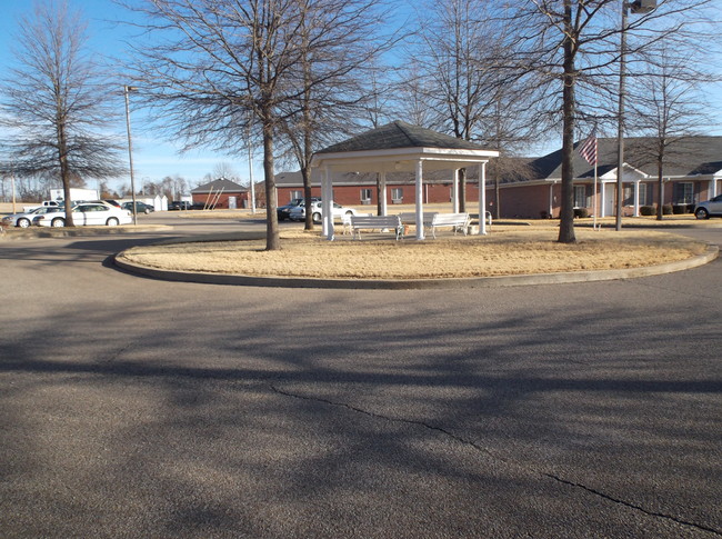 Building Photo - Willow Oaks Independent Living