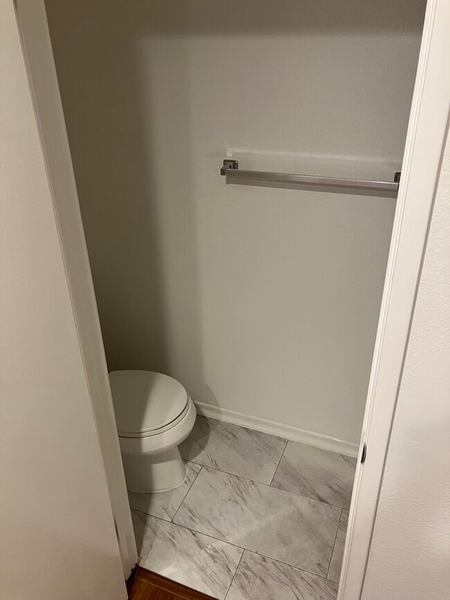 Medio baño en la planta baja - 1236 E Broadway