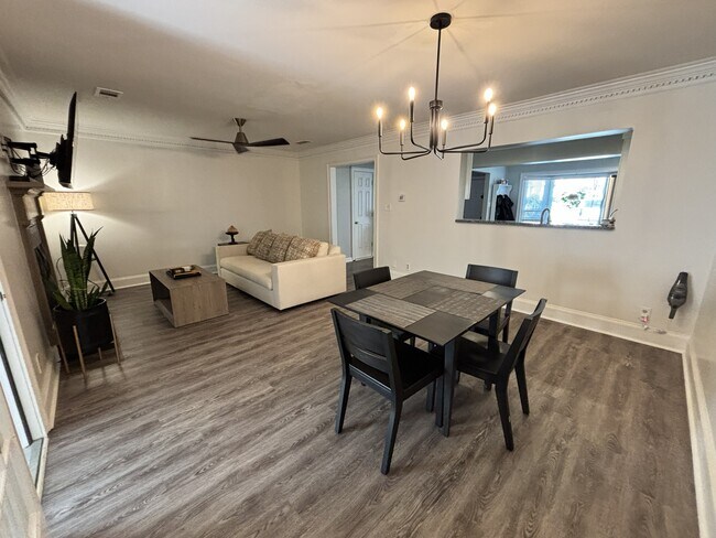 Foto del edificio - 7919 Briar Villa Pl