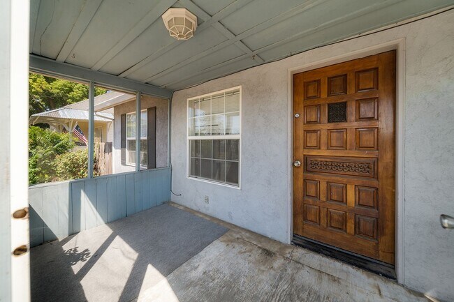 Building Photo - 2 Bed 1 Bath Home
