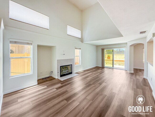 Foto del edificio - Spacious 3BD/3BA Home in Scripps Ranch with Pool, Private Balcony & In-Unit Laundry