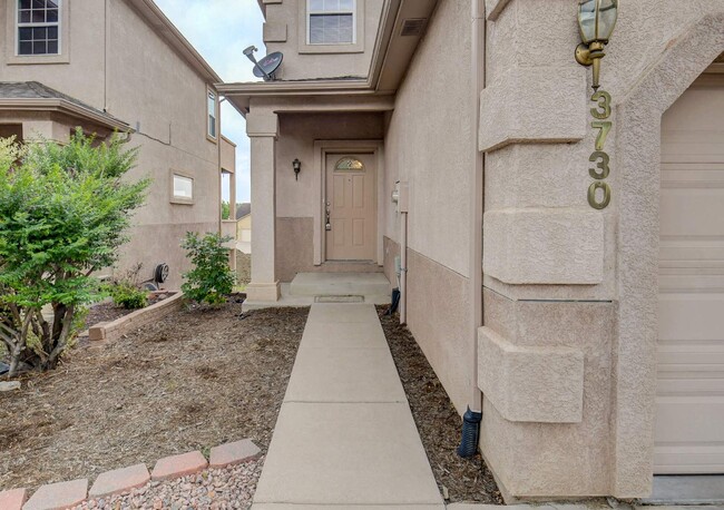 Foto del edificio - Updated Townhome Near Fort Carson with Unm...