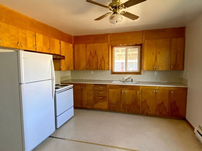 Building Photo - Well Kept 2bdrm, 1 bath duplex with fenced yard and carport