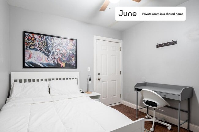 Building Photo - Room in Shared 3 bed/2 bath home in Near West Side