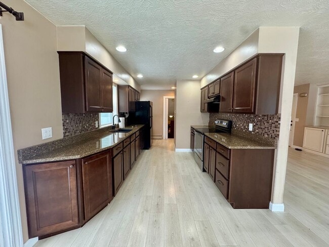 Foto del edificio - Under Renovation Now — Reserve This 4 Bed Home for January Move-In