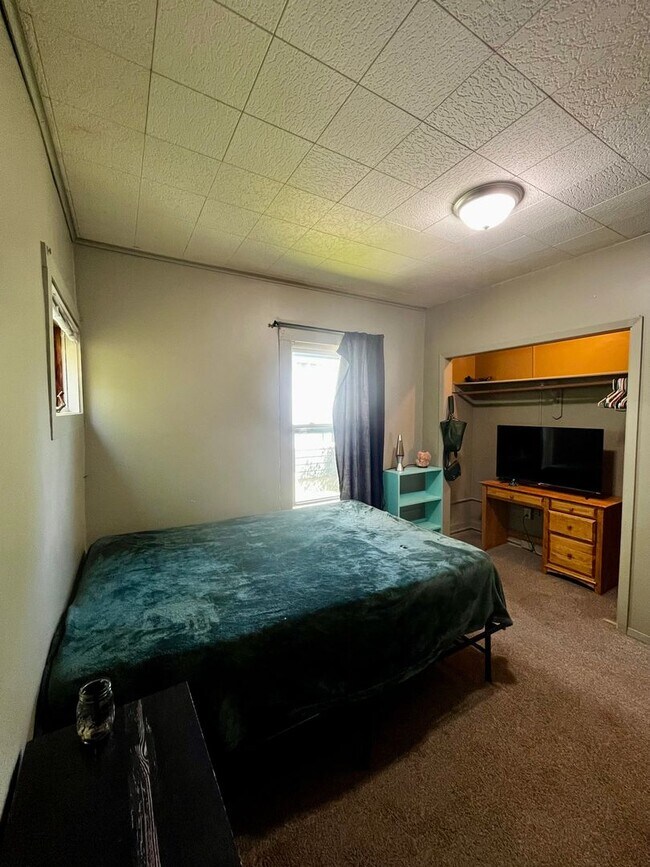 Building Photo - Amazing Downtown Location - 3 BR Home just...