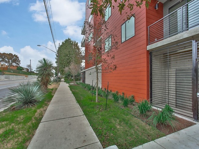 Foto del edificio - 1615 E 7th St