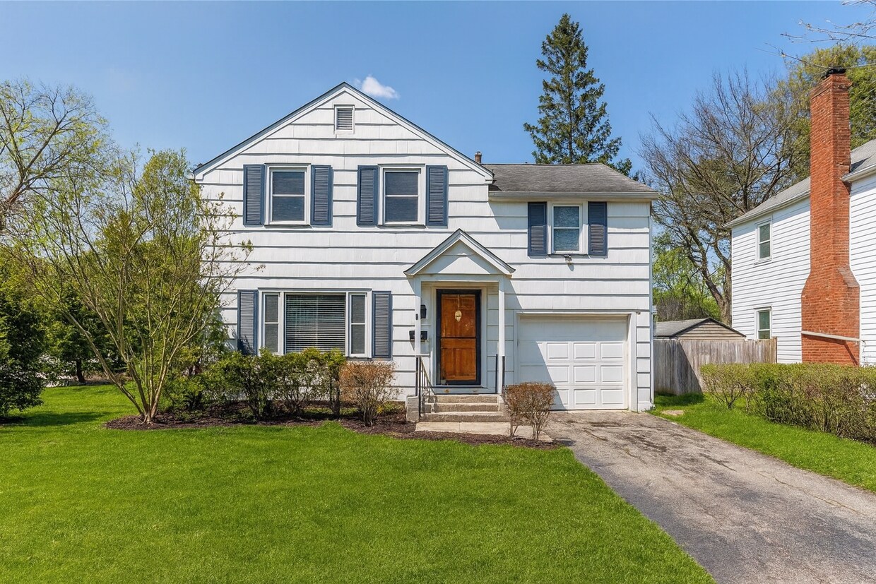 Foto principal - 3 Bed, 1.5 Bath Near U of R, Strong & Coll...