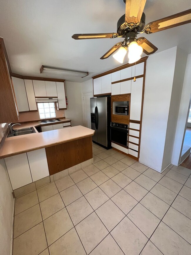 Foto del edificio - 5 Bedrooms 2 Bathroom House! Large Yard an...