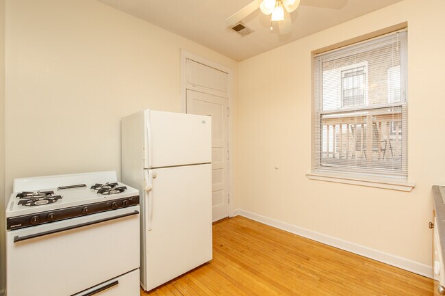 Building Photo - 857 W Cornelia Ave