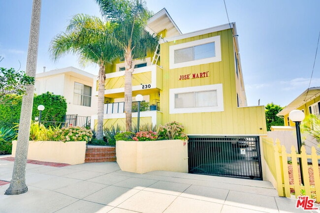 Foto del edificio - 230 Bicknell Ave
