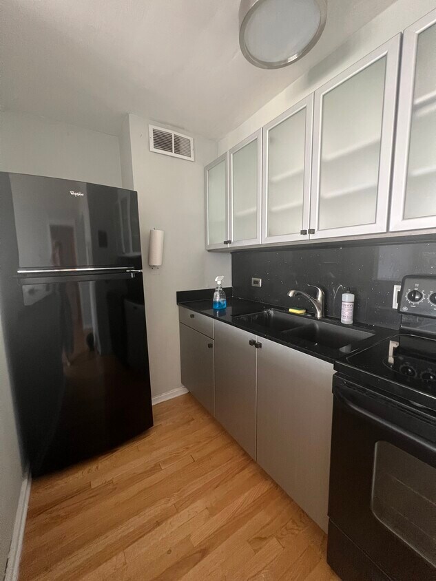 Primary Photo - 445 W Wellington Ave