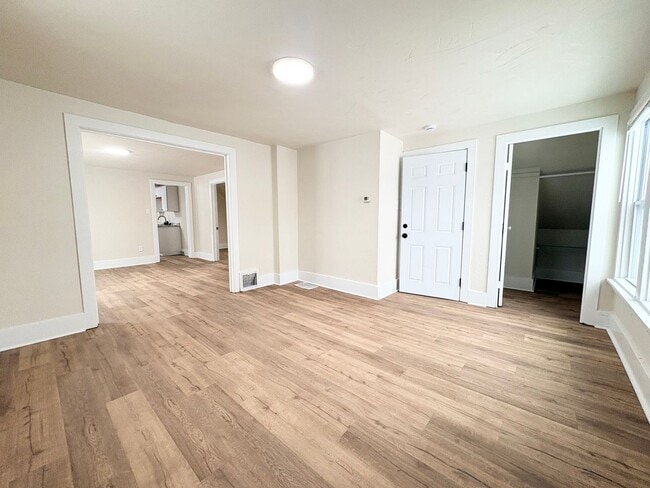 Building Photo - 520 12th Ave