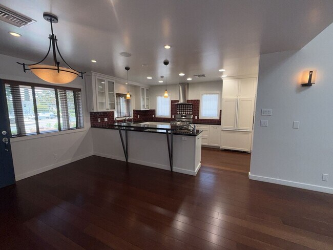 Foto del edificio - Burbank Hillside 3brm, 3bath Residence.