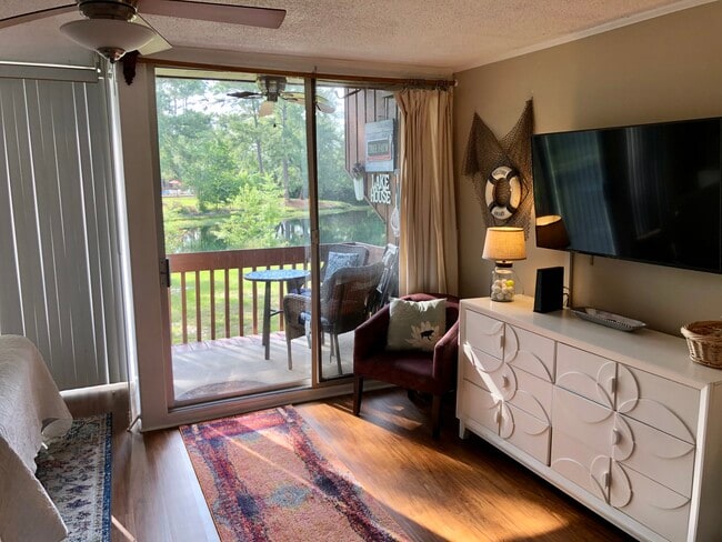 Building Photo - 108 Lakeside Villla