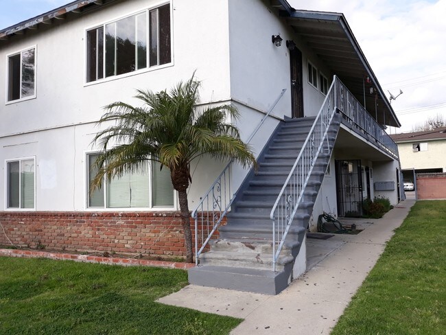 Edificio de 7 unidades - 14017 Dicky St