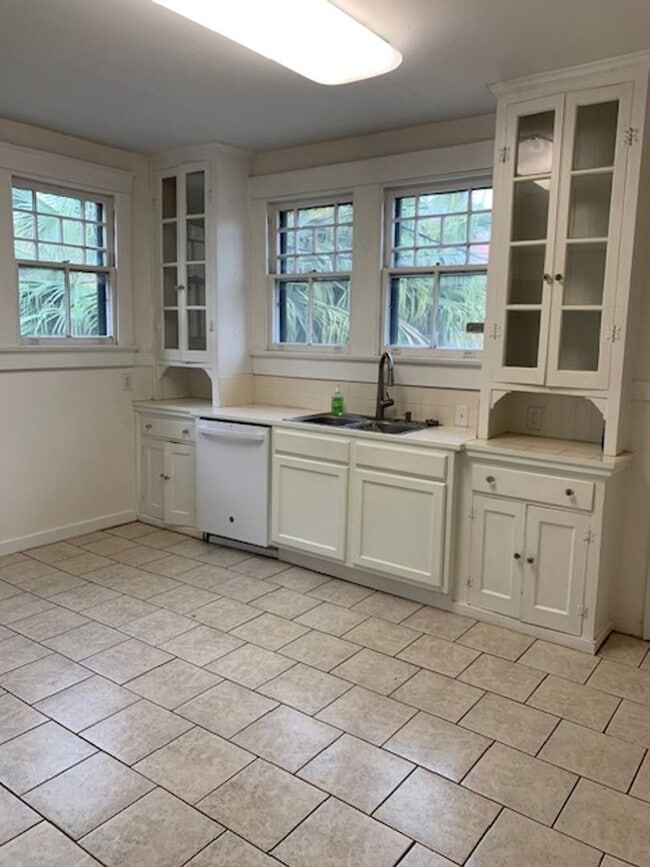 Building Photo - Charming 2 bedroom/ 1 bath with cute archi...