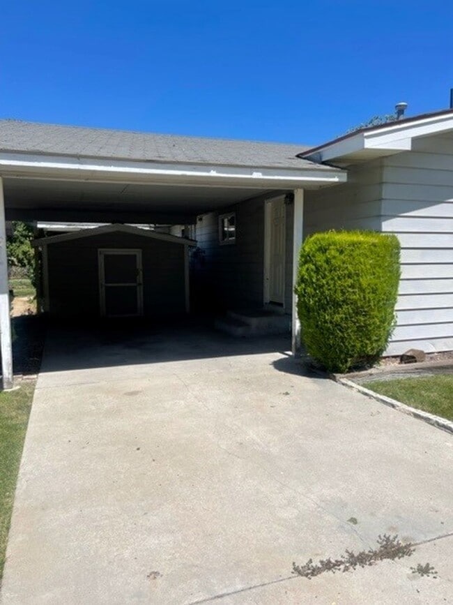 Building Photo - 2 bedroom 1 bathroom Move-in Ready!