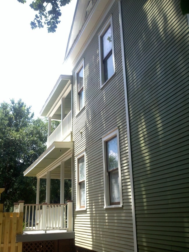 Building Photo - 818 E Henry St