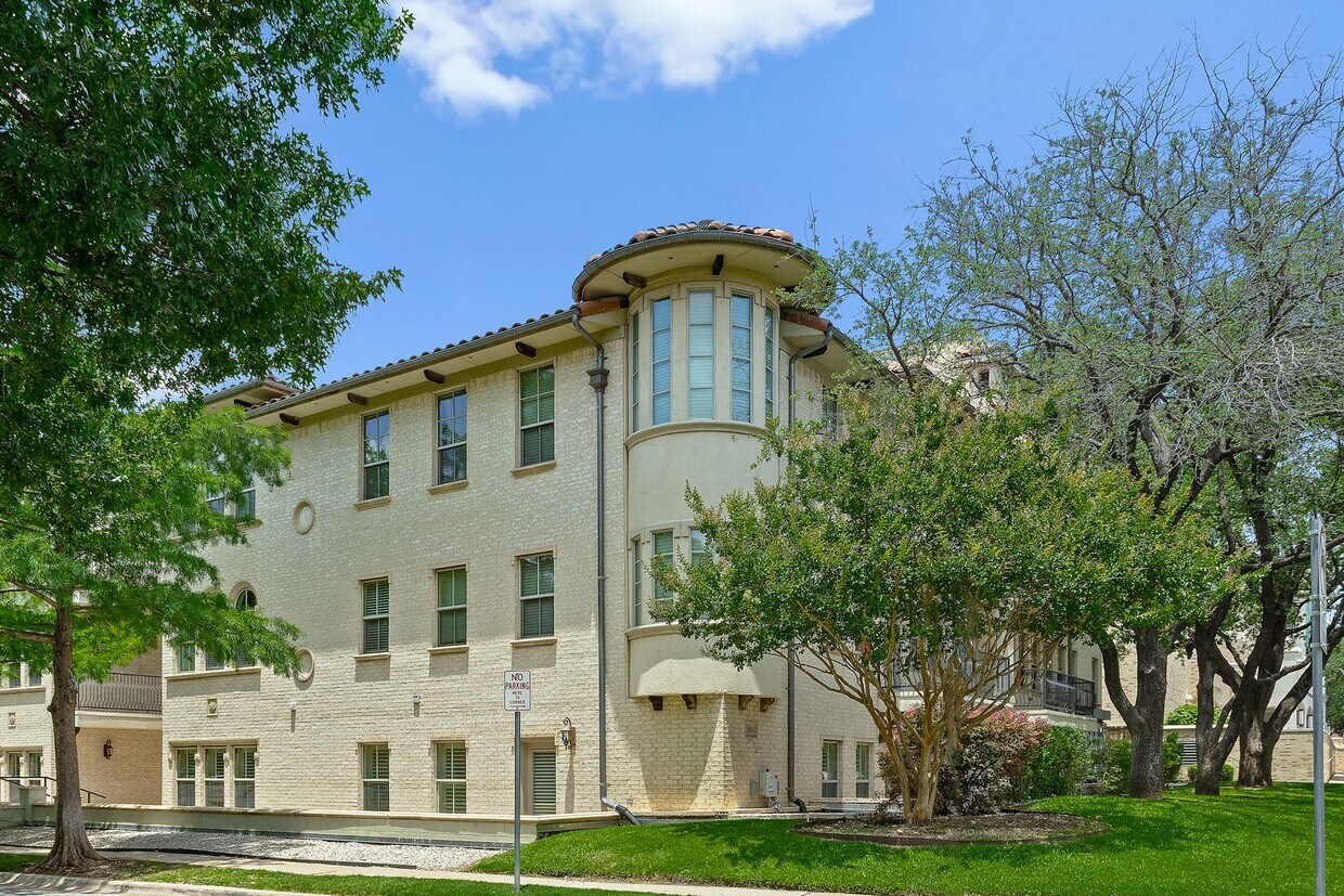 Primary Photo - Luxury Highland Park Condo with gas and water