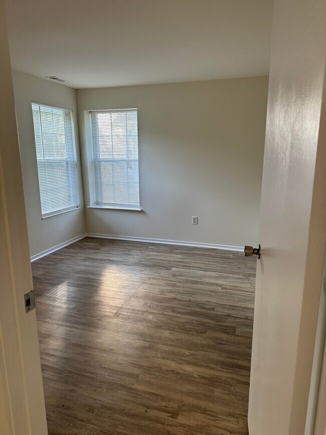 Building Photo - 242 Meadow Ridge Rd