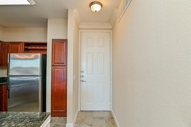 Building Photo - 7575 Kirby Dr