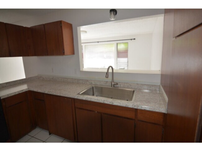 Building Photo - Large Immaculate 4 Bedroom, 2 Bath, 2 Park...