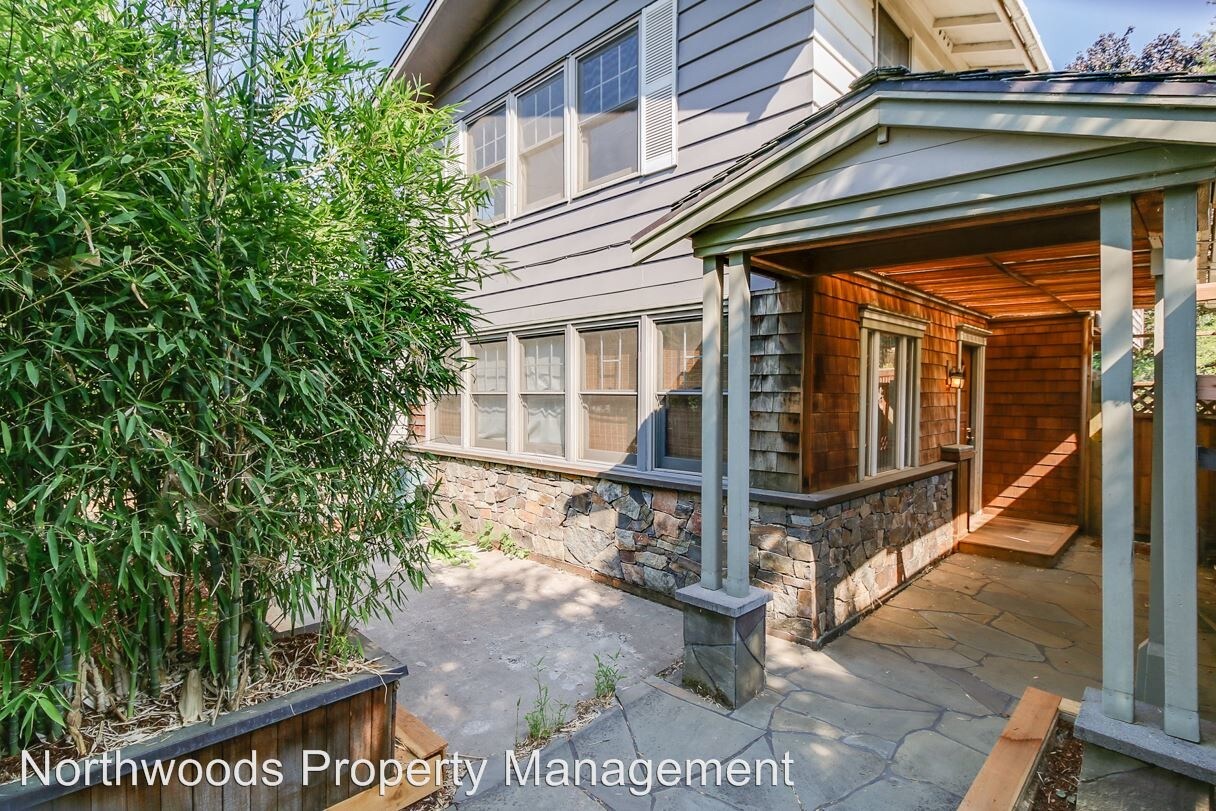 2 br, 1.5 bath House 1619 Mistletoe St House Rental in Eugene, OR