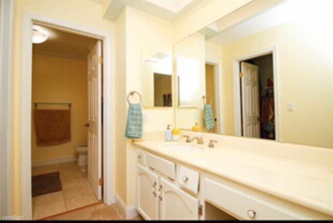 Building Photo - 947 Erie Cir