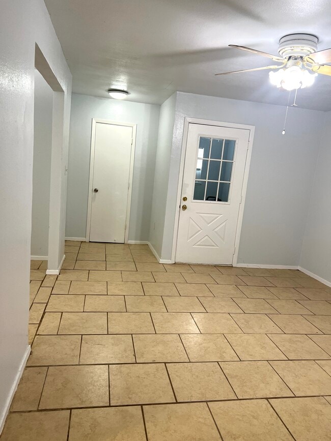 Building Photo - 2112 Tanglewood St
