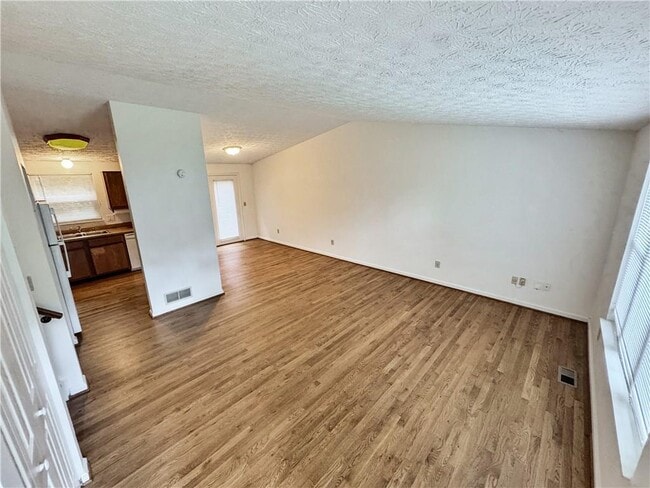 Foto del edificio - 100 Roswell Farms Ct